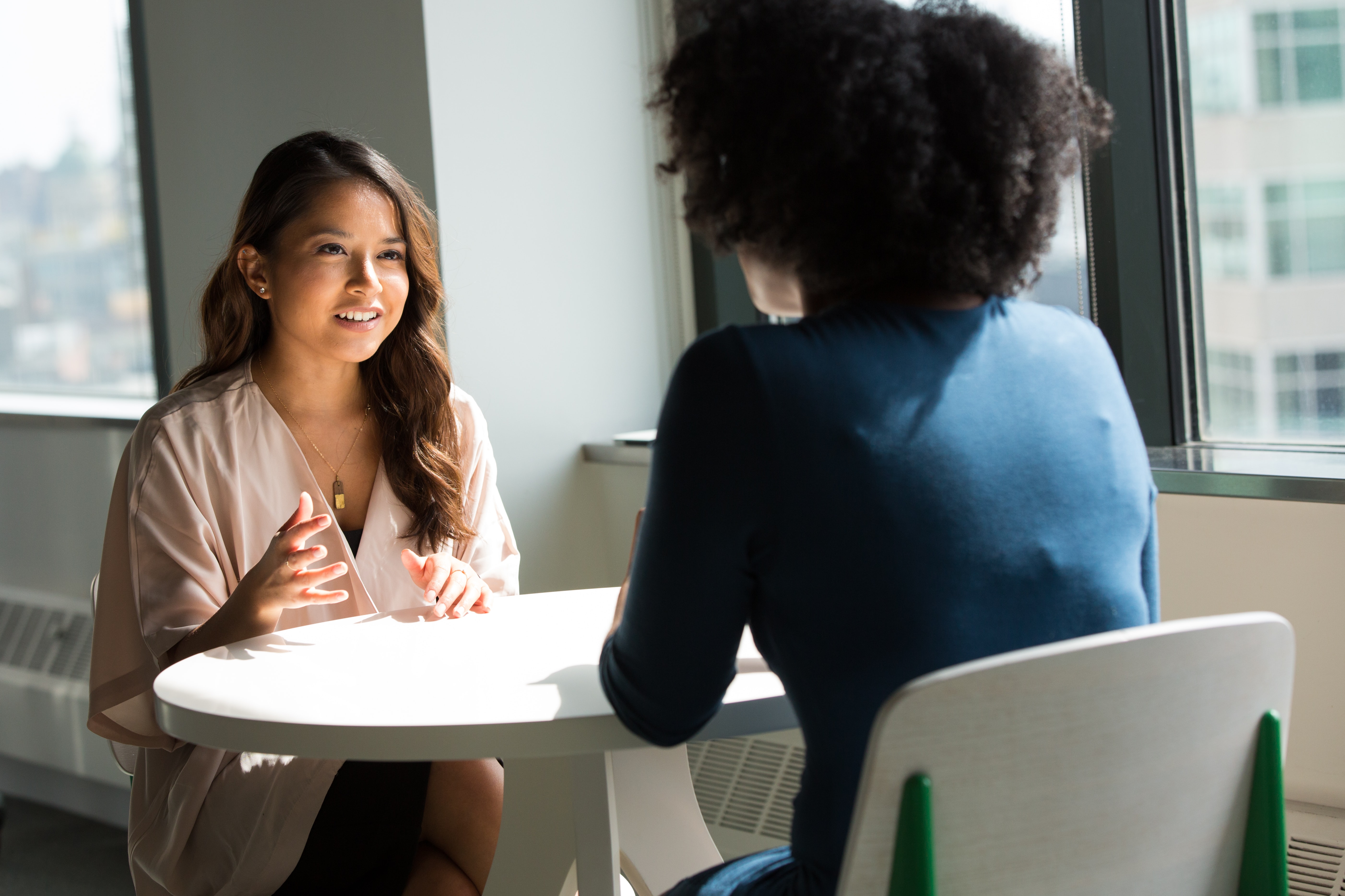Due donne che stanno avendo un colloquio lavorativo