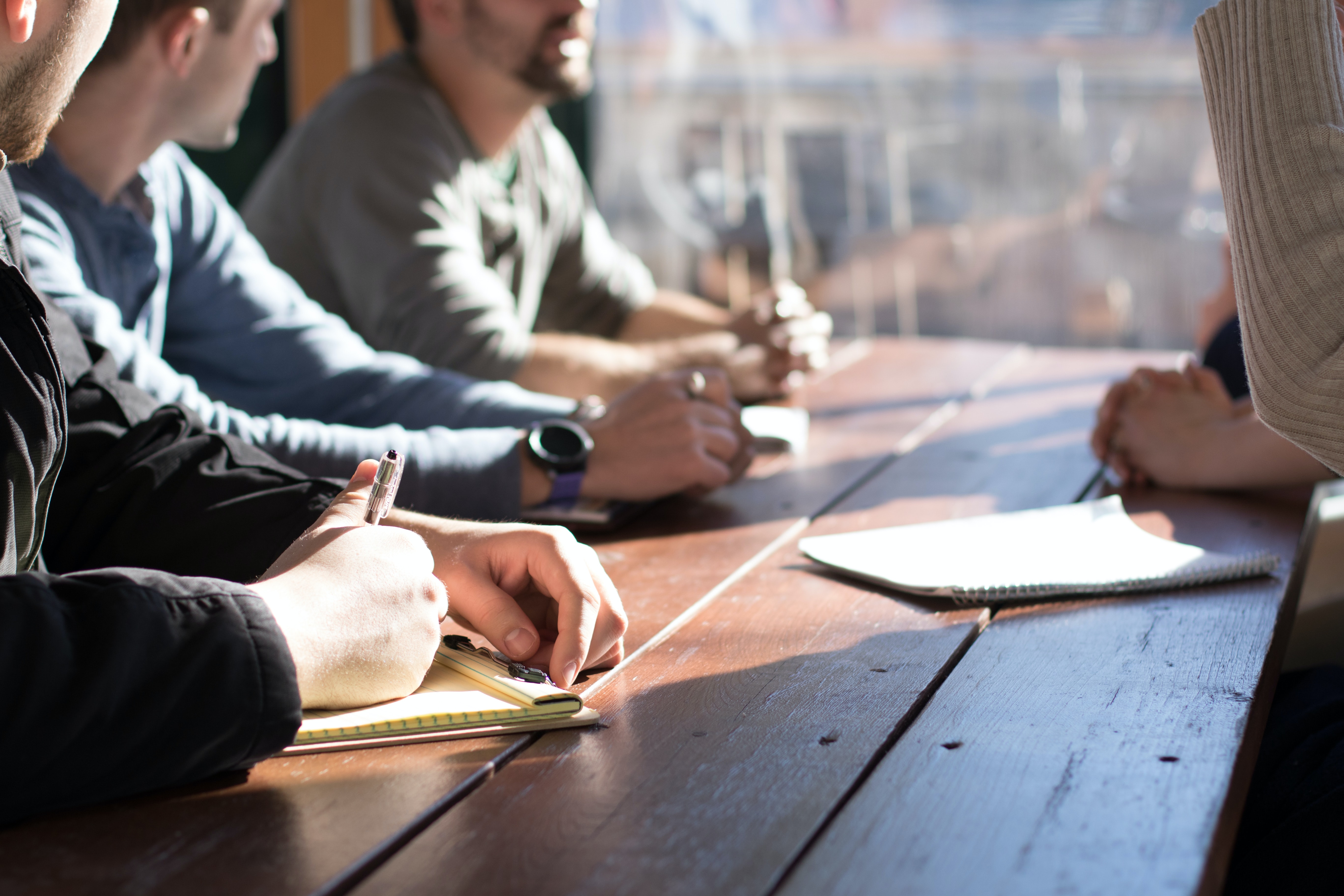 Un gruppo di persone che sta partecipando ad una riunione di lavoro